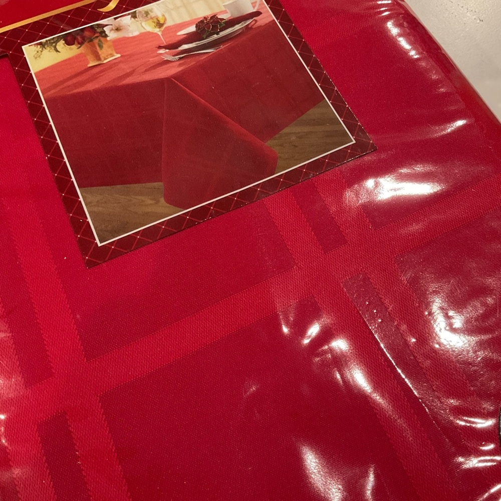 BED BATH & BEYOND sz 60”x 120”Holiday Tablecloth Oblong Tone on Tone Plaid Red
